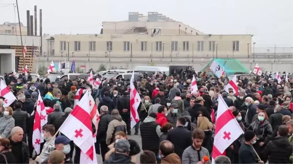 Gürcistan\'da tutuklu eski Cumhurbaşkanı Saakaşvili\'ye destek gösterisi