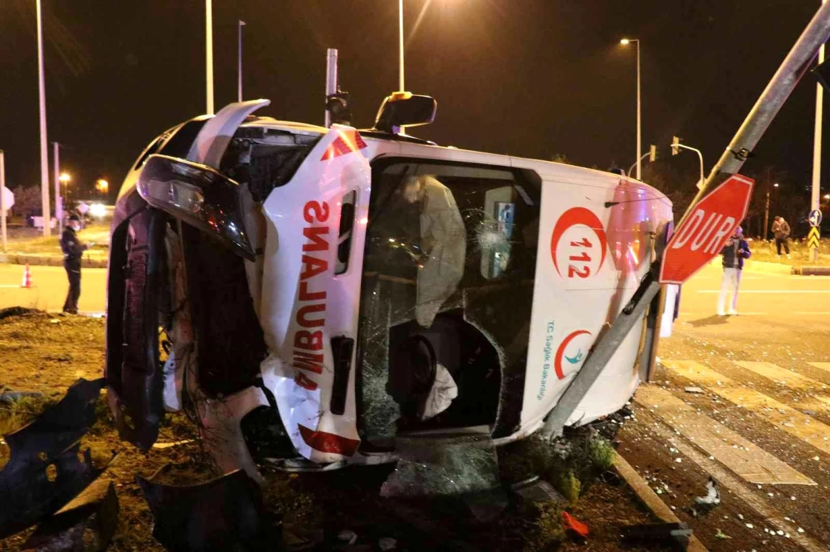 Son dakika haberi | Hasta taşıyan ambulans otomobille çarpıştı: 5 yaralı