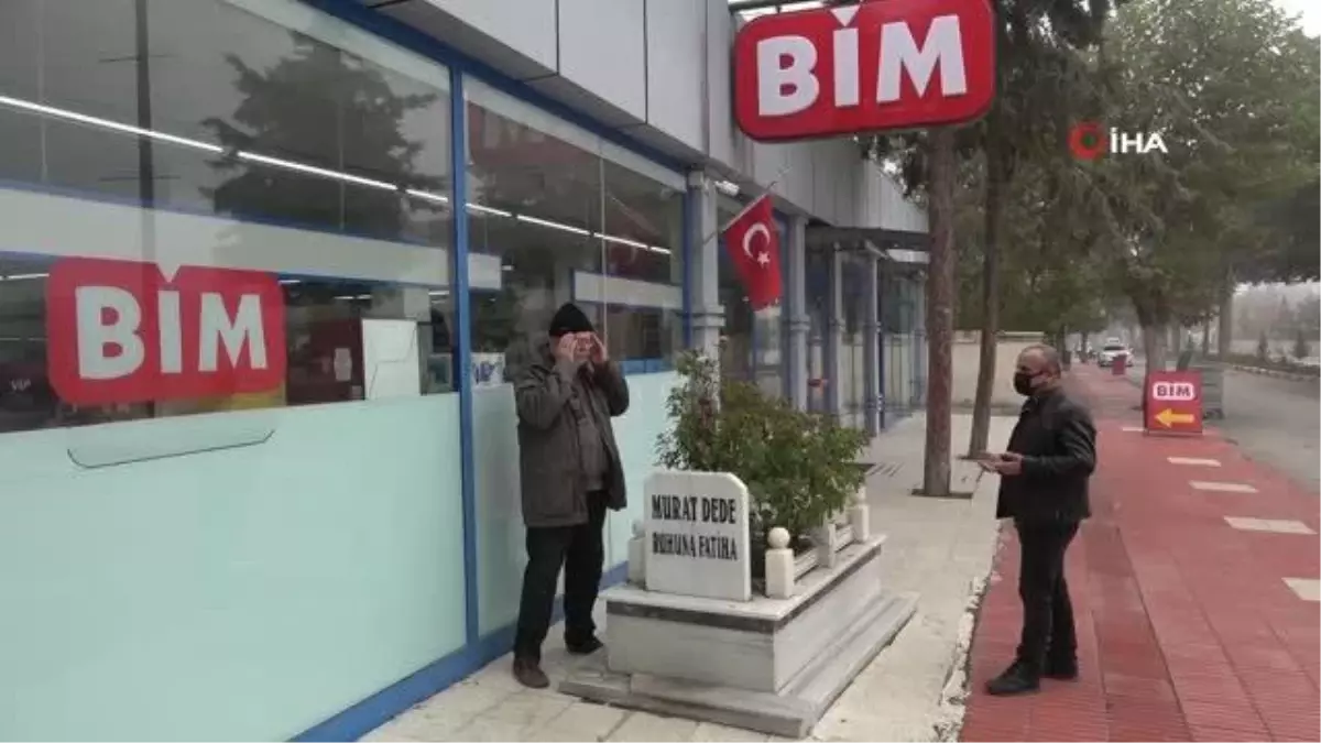 Kaldırımdaki mezarlar görenleri şaşırtıyor