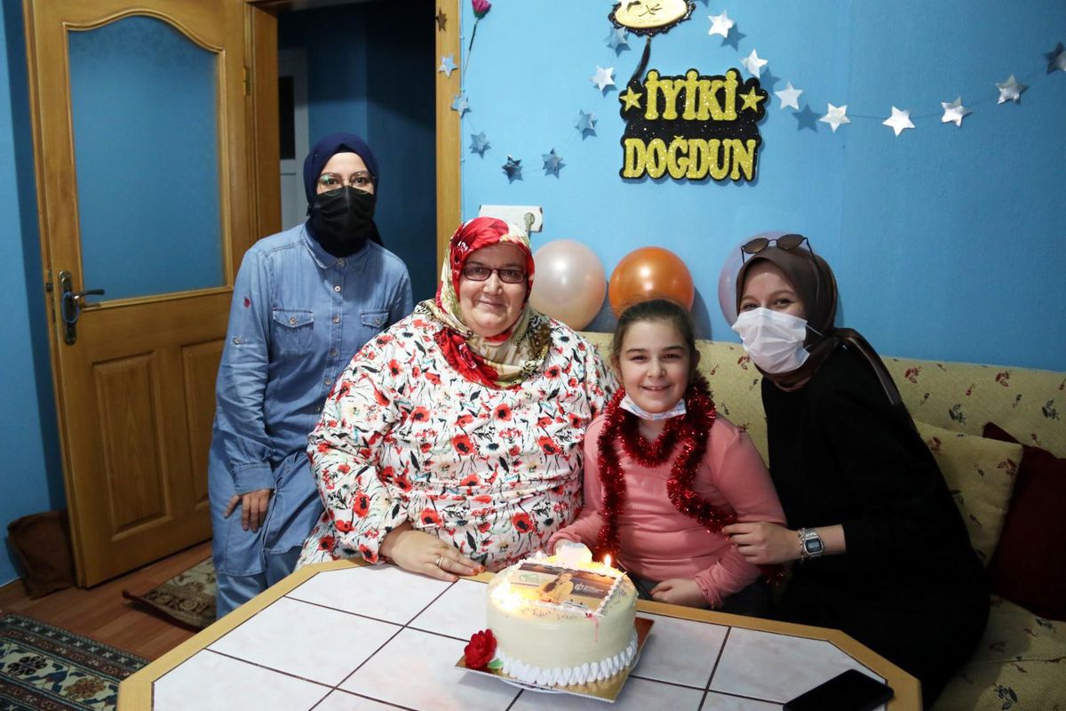 Kocaeli\'de serebral palsili çocuğa sürpriz doğum günü kutlaması