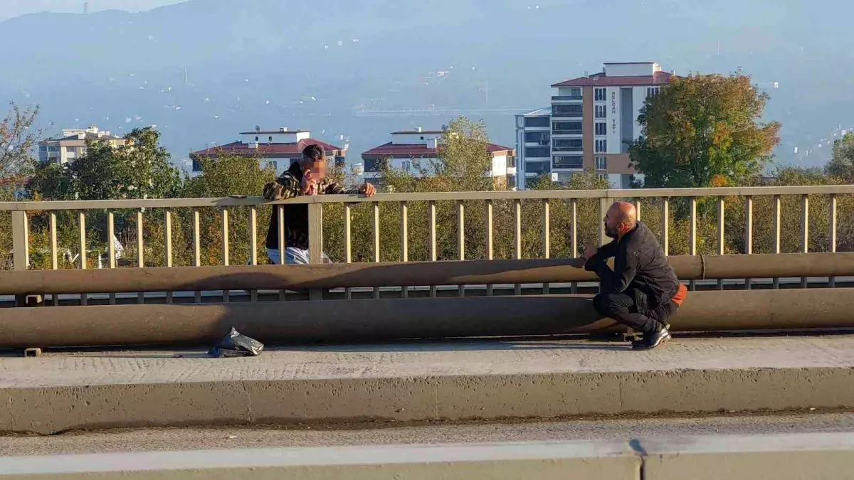 İntihara kalkışan adamdan akıl almaz talep! Müzakereci polis alkol isteğini de yerine getirdi