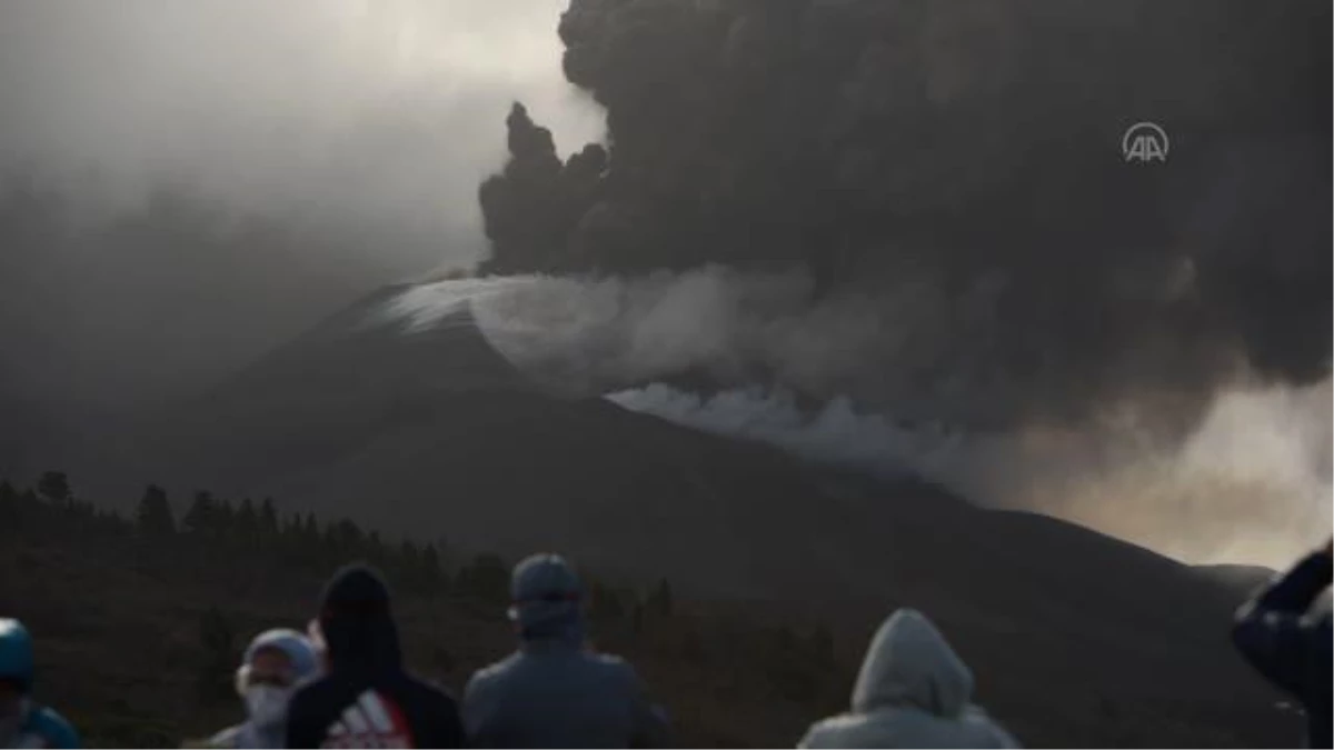La Palma Adası\'ndaki Cumbre Vieja Yanardağı yeniden lav püskürttü