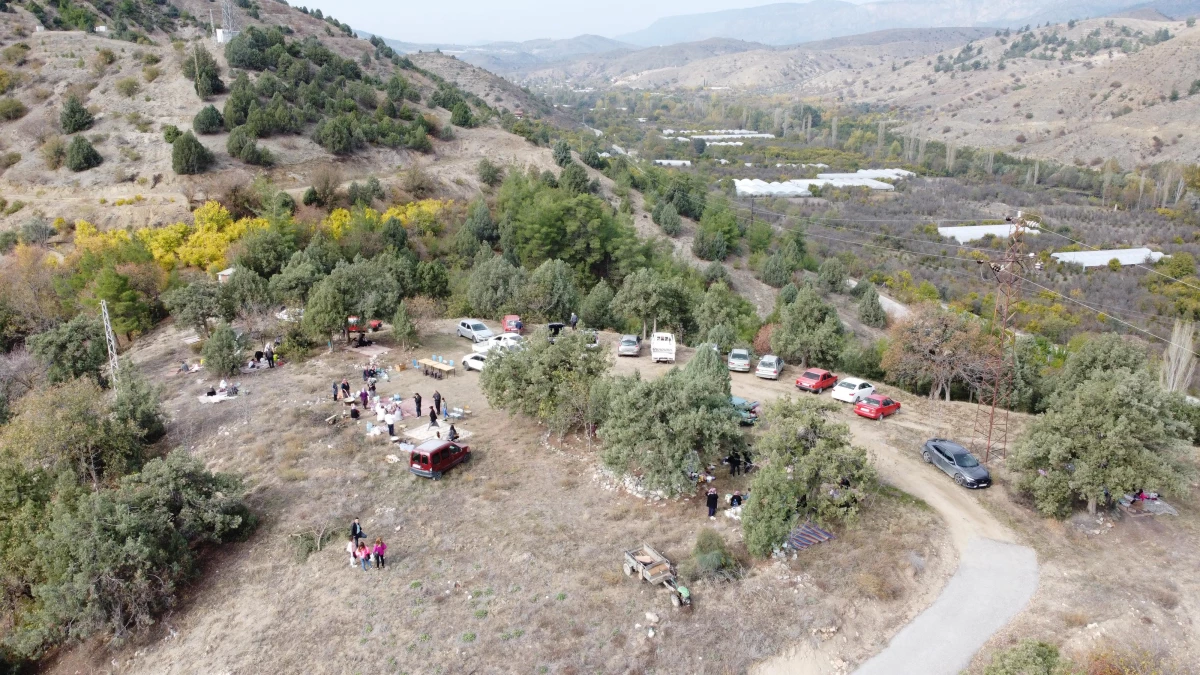 Manavların yaşadığı tarihi köyün sakinleri "Erenler Tepesi\'ni" boş bırakmıyor