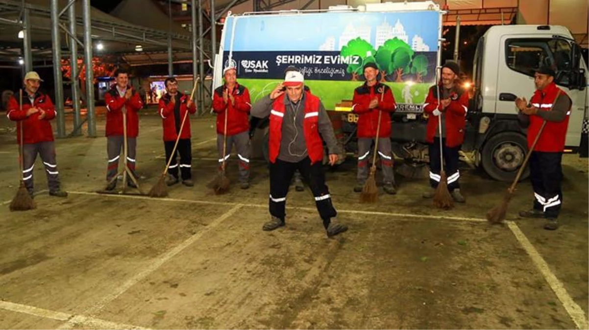 "Maykıl Fikret" olarak bilinen temizlik işçisi, danslarıyla arkadaşlarını motive ediyor