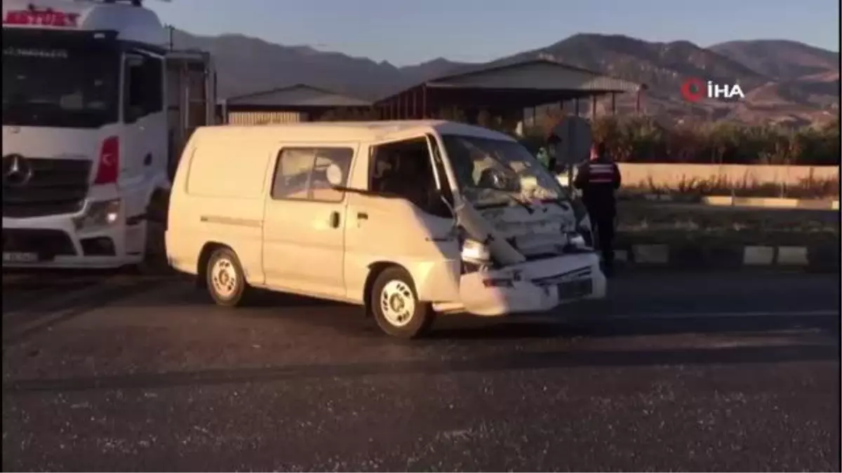 Minibüs ters yönden giren traktörün römorkuna çarptı: 2 yaralı