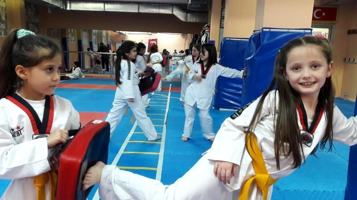 Ortaokul öğrencileri taekwondo kursunda enerjilerini atıyor