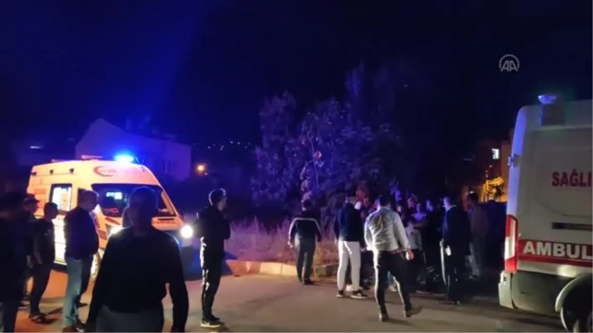 Otomobil elektrikli bisiklete çarptı, 2 kişi yaralandı