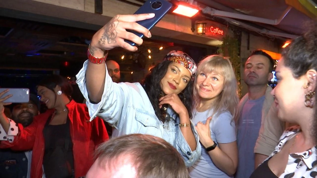Sahte Rihanna Karaköy\'de ortalığı karıştırdı! Fotoğraf çektirmek isteyenler birbirleriyle yarıştı
