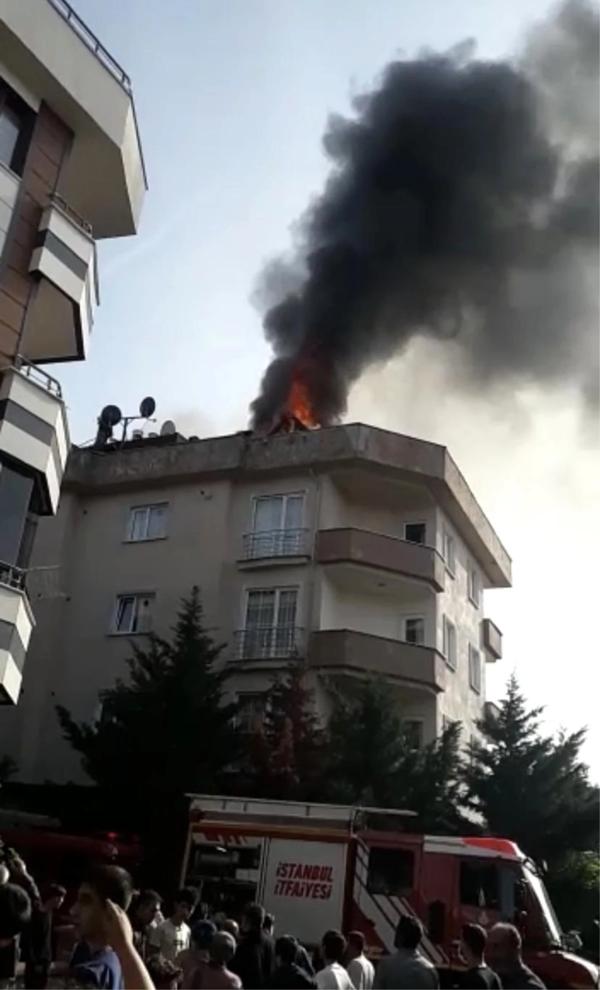Sancaktepe\'de 5 katlı binanın çatısı alev alev yandı