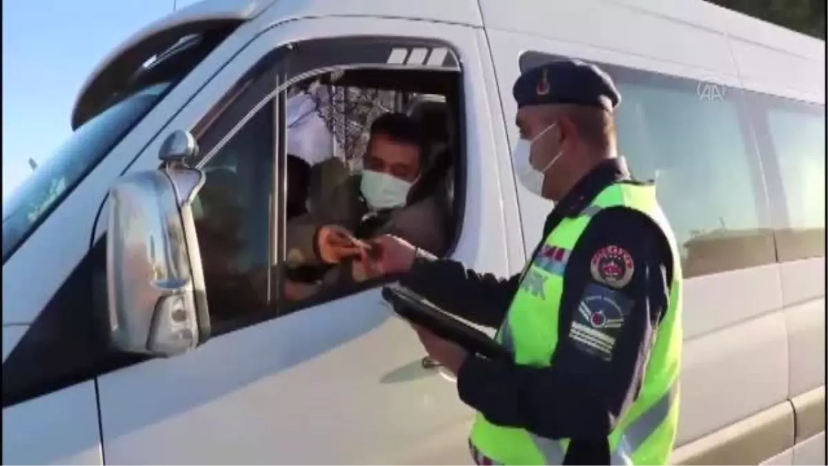 Toplu taşıma araçlarına yolcu gibi binen jandarma ekipleri denetim yaptı