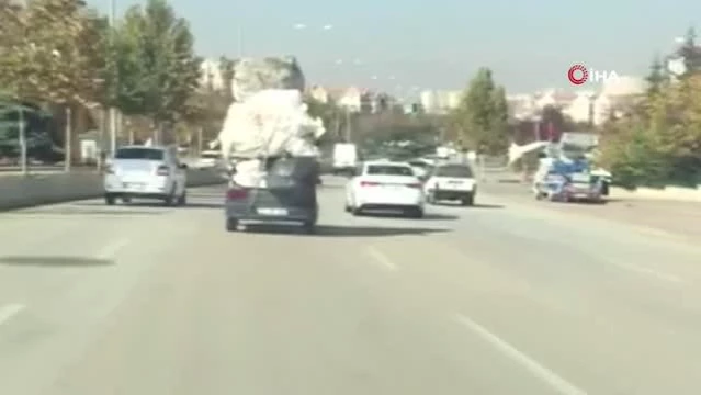 Trafikte şaşırtan görüntü: Otomobilini kamyon gibi yükledi
