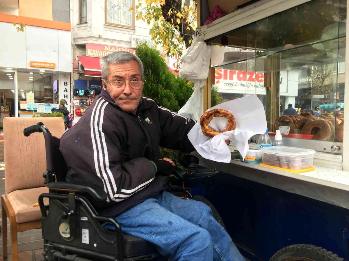 Yürüme engeline rağmen çalışma azmiyle örnek oluyor