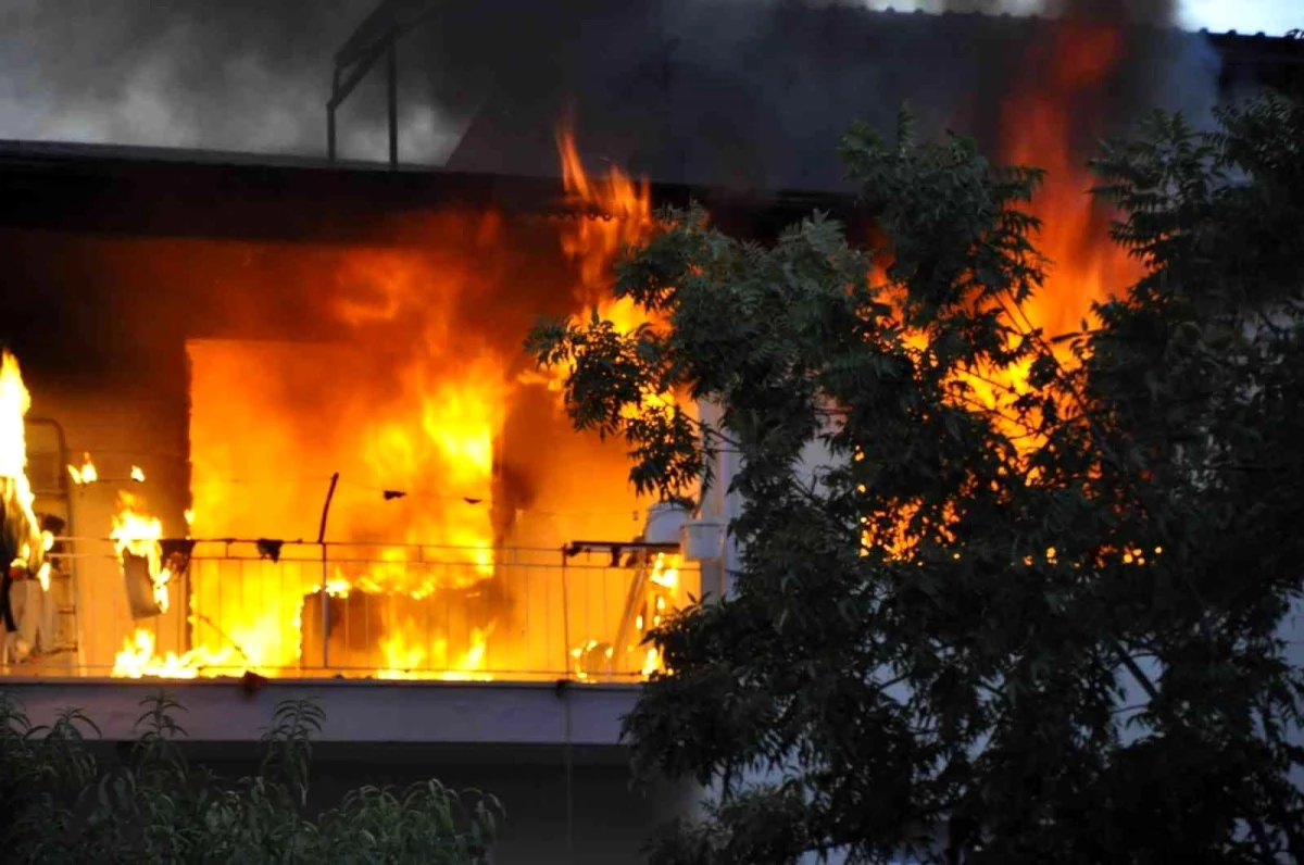 Antalya\'da 3 katlı ev alev alev yandı