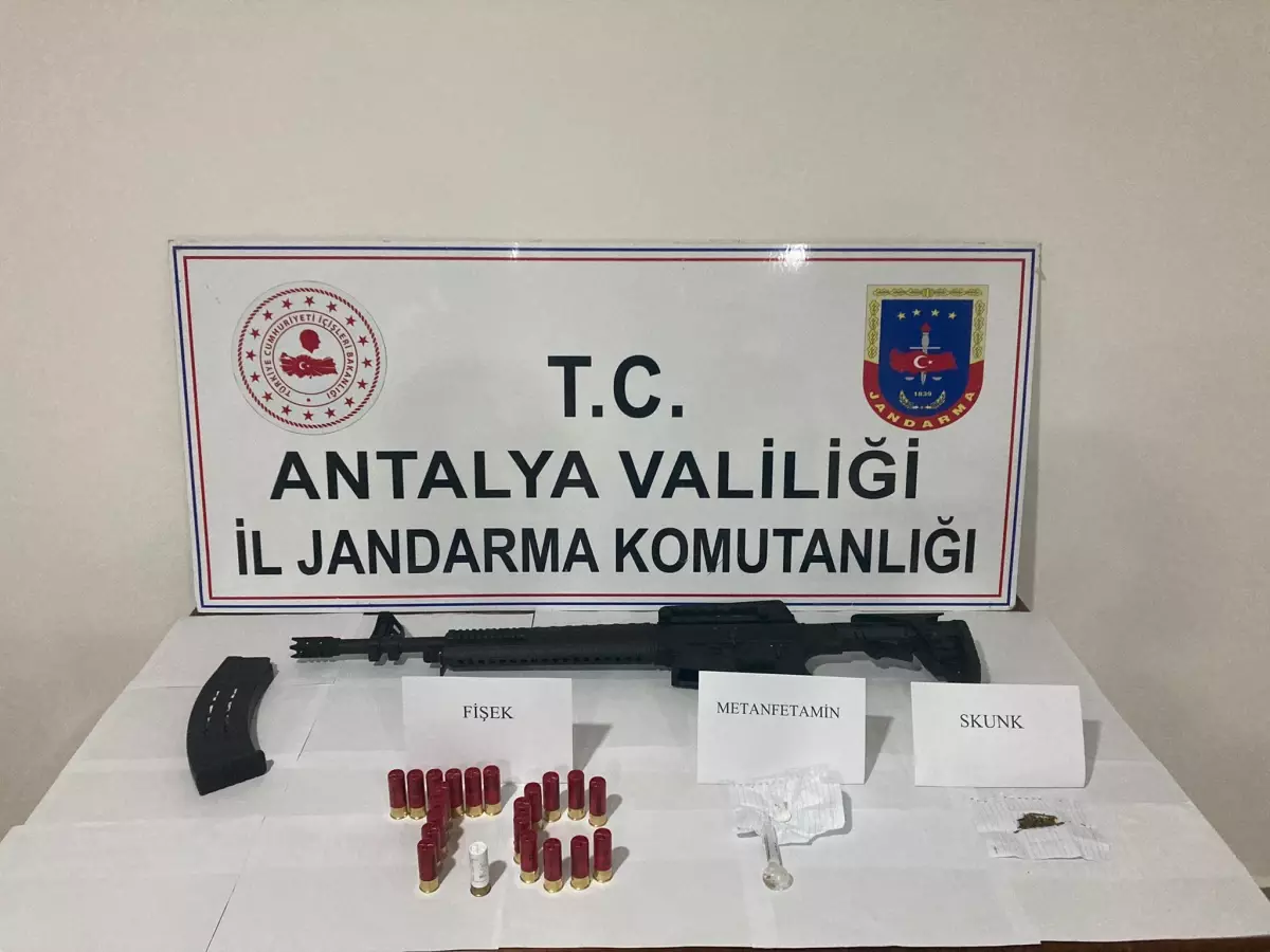 Antalya\'da uyuşturucu operasyonunda 2 kişi yakalandı