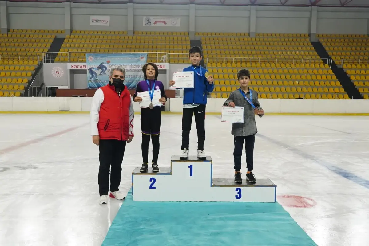 Buz Pateni Short Track Federasyon Kupası-3 müsabakaları, Kocaeli\'de yapıldı