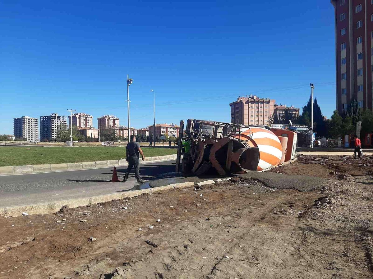Diyarbakır\'da beton mikseri kavşağı dönemeyerek kaldırıma devrildi, sürücü yaralandı