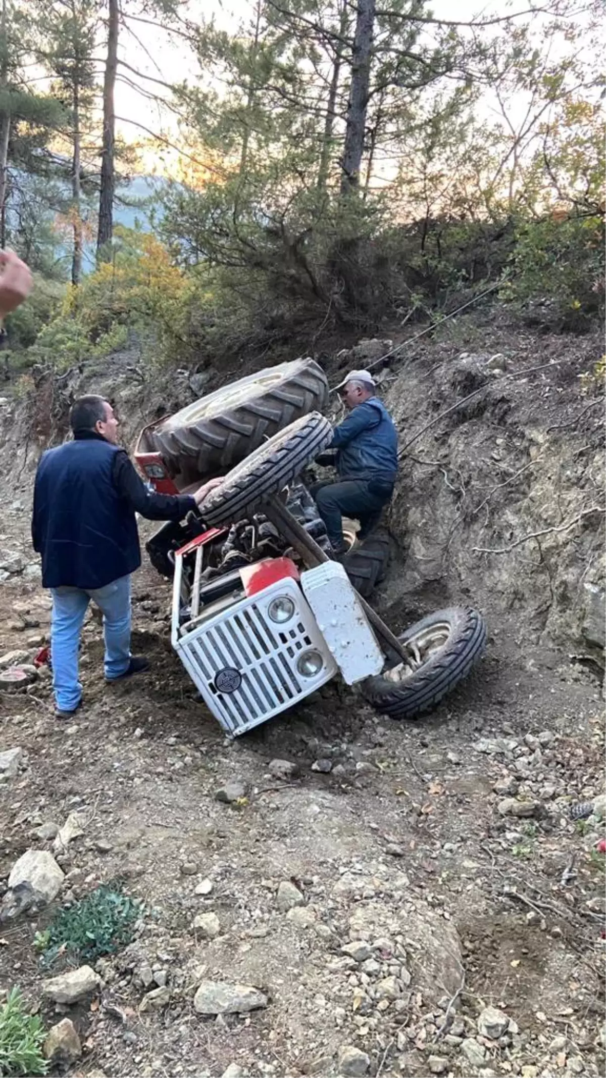 El frenini çekmeyi unuttuğu traktör uçurumdan yuvarlandı