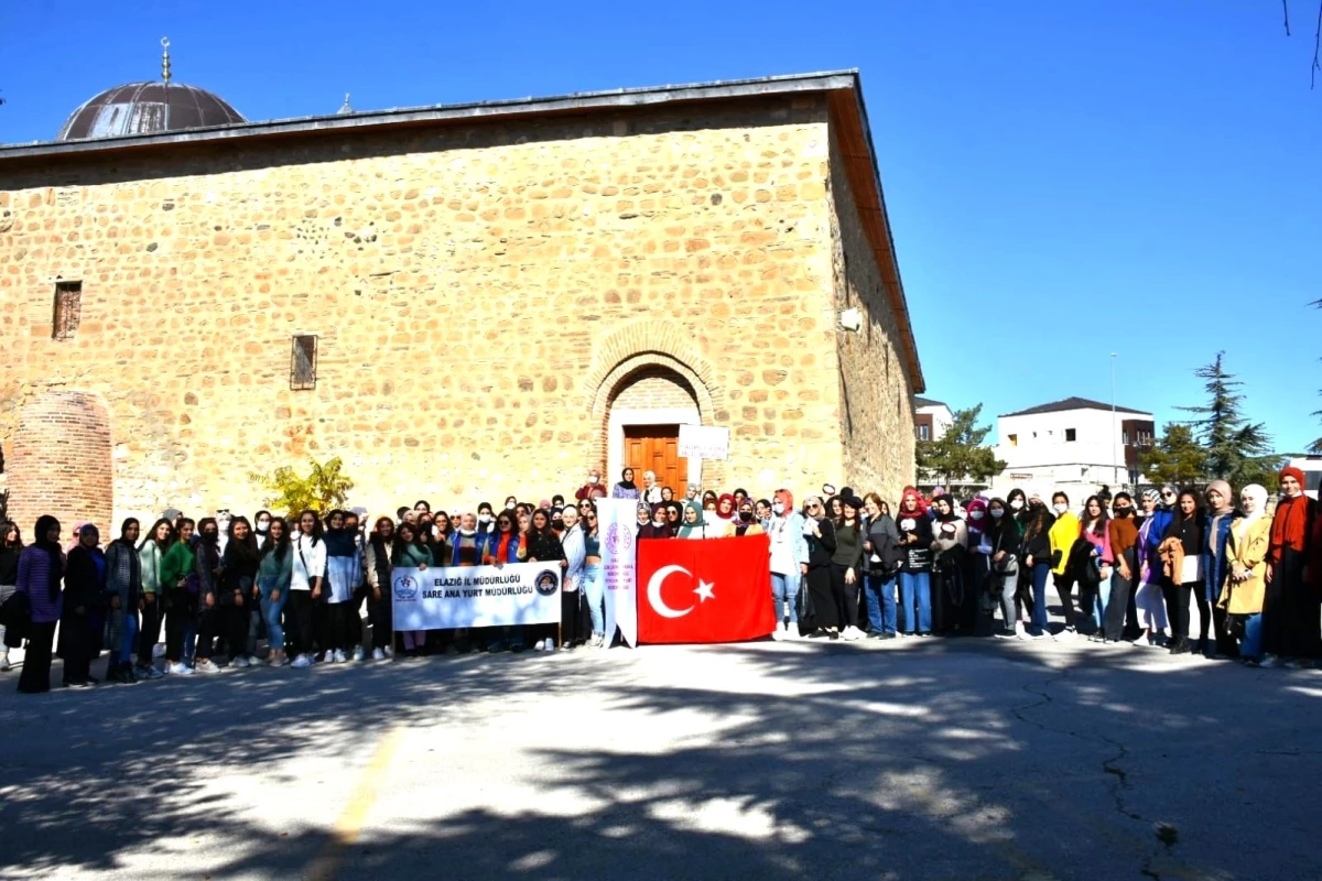 Elazığ\'a ilk kez gelen öğrenciler Harput\'u gezdi