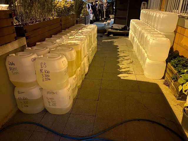 Esenler'de 1,5 ton kaçak alkol ve 3 milyon TL değerinde parfüm ele geçirildi