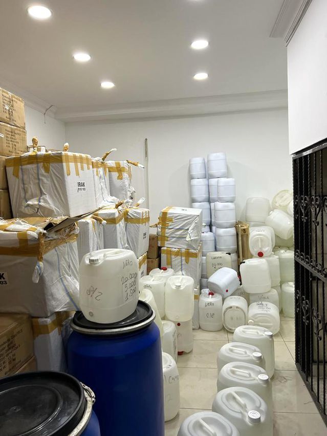 Esenler'de 1,5 ton kaçak alkol ve 3 milyon TL değerinde parfüm ele geçirildi