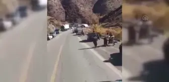 İran'da devrilen Türk tırındaki gıda ürününün yağmalanması kameraya yansıdı