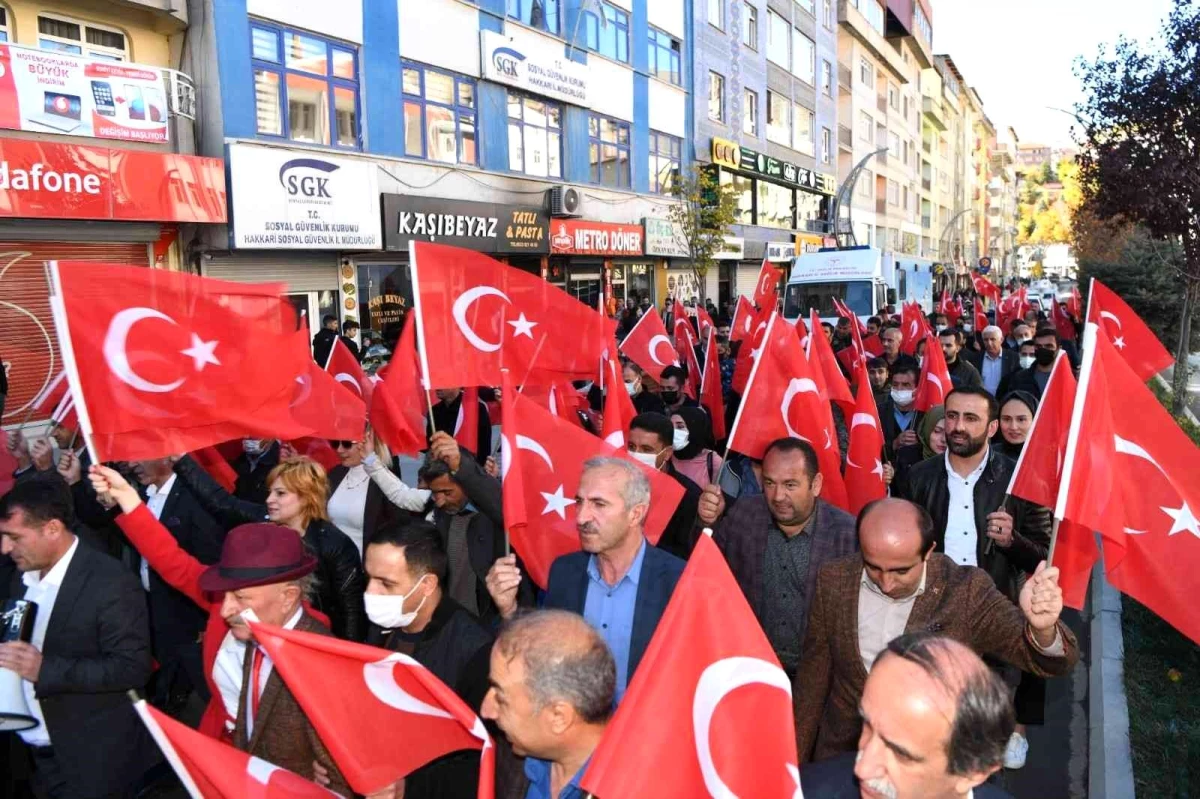 İYİ Partili Türkkan Hakkari\'de protesto edildi