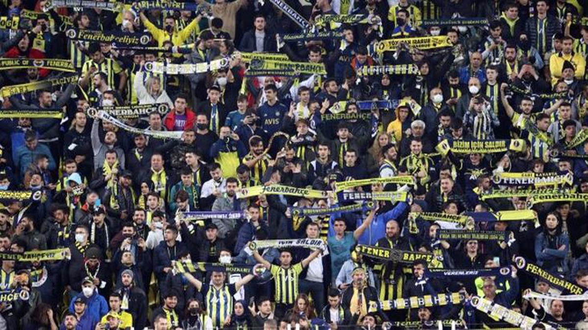 Kadıköy\'de büyük protesto! Fenerbahçe taraftarı, yönetimi istifaya çağırdı
