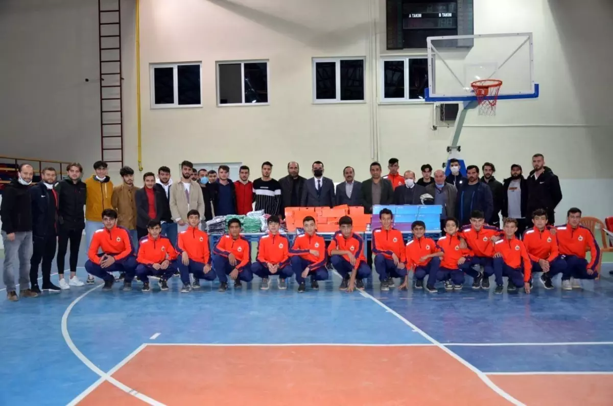 Kaymakamlık ve belediyeden spor kulübüne malzeme yardımı