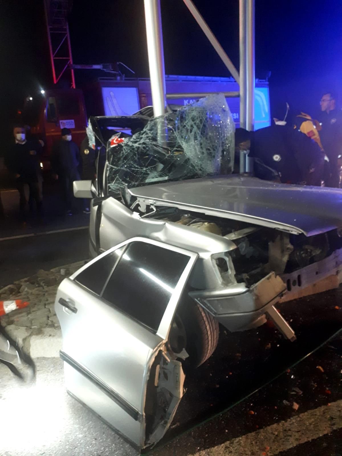 Kayseri\'de otomobil yön levhasının direğine çarptı: 1 ölü 2 yaralı