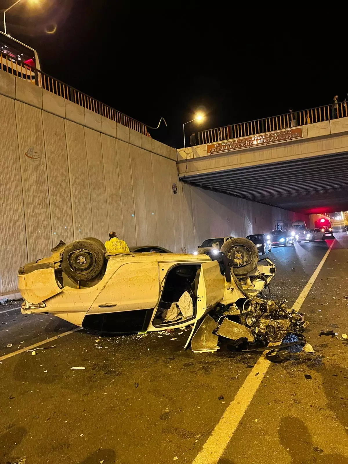Köprülü kavşaktan alt yola düşen otomobilin sürücüsü ağır yaralandı