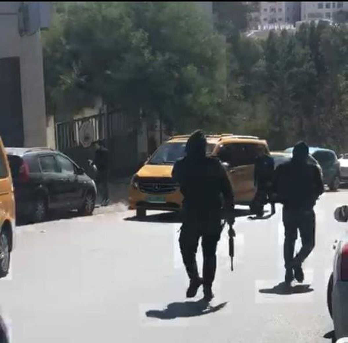 Kudüs\'te maskeli kişiler üniversite girişinde araçlara saldırdı