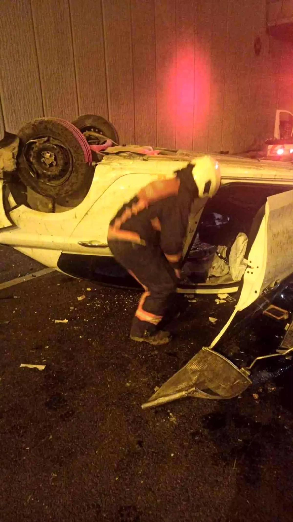 Mardin\'de otomobil aydınlatma direğine çarptı: 1 yaralı