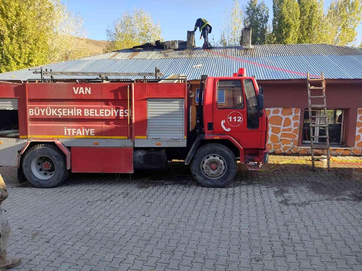 Son dakika haber... Okul çatısında yangın