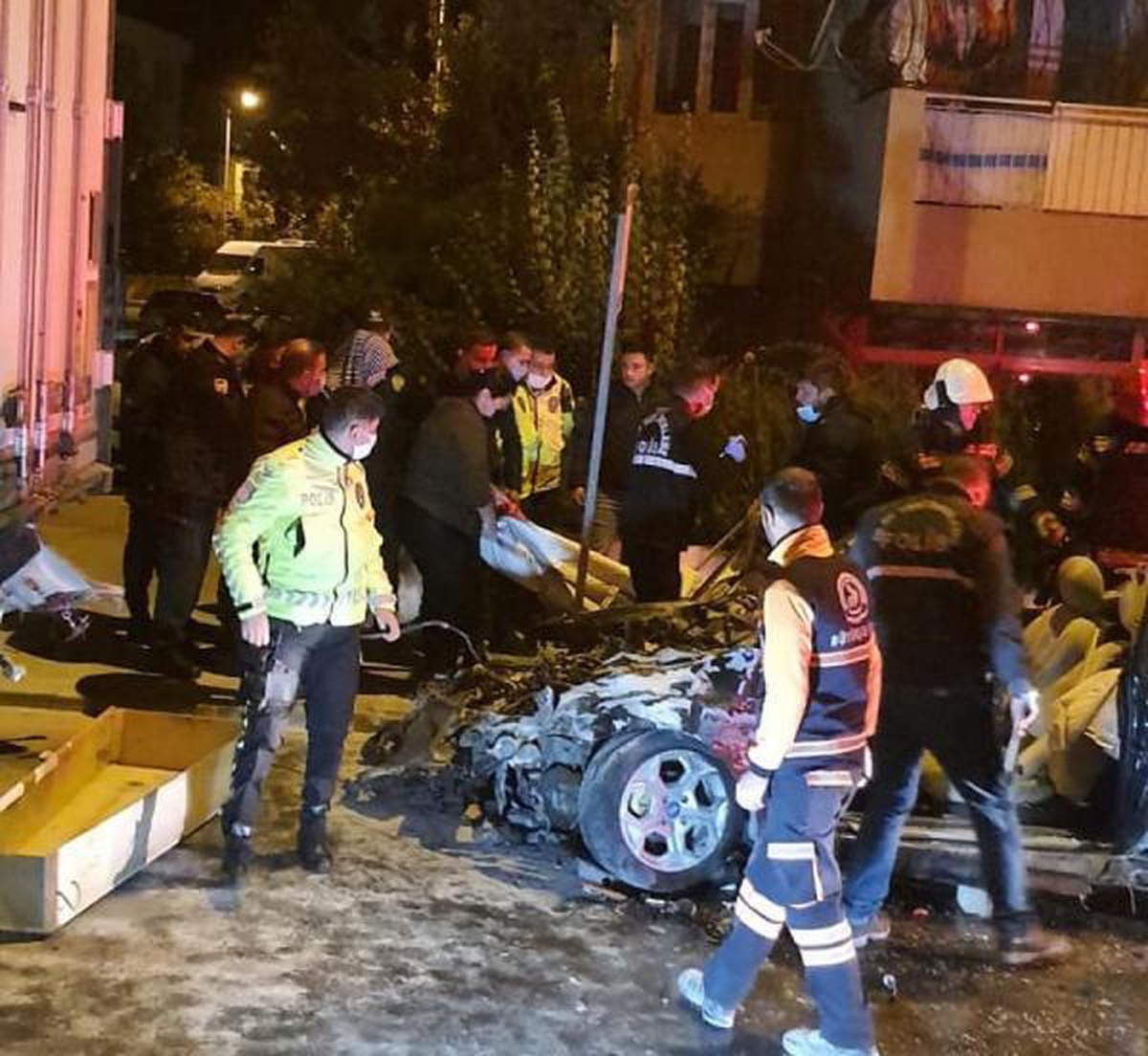 Otomobil park halindeki TIR\'a çarptı: 1 ölü, 1 yaralı