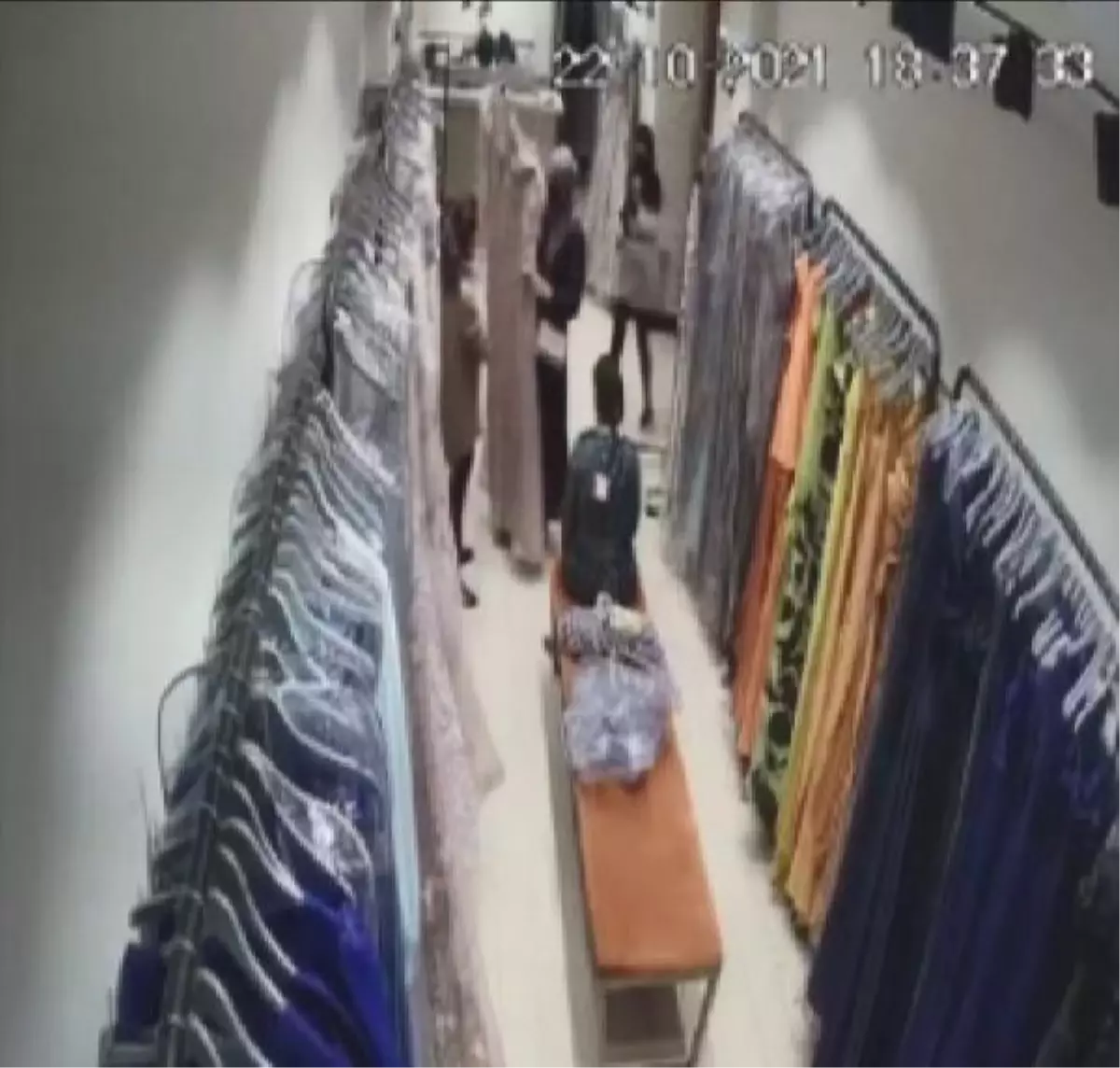 ŞİŞLİ\'DE MAĞAZA KABİNİNDE TURİSTİN ÇANTASINI ÇALAN 2 ŞÜPHELİ YAKALANDI