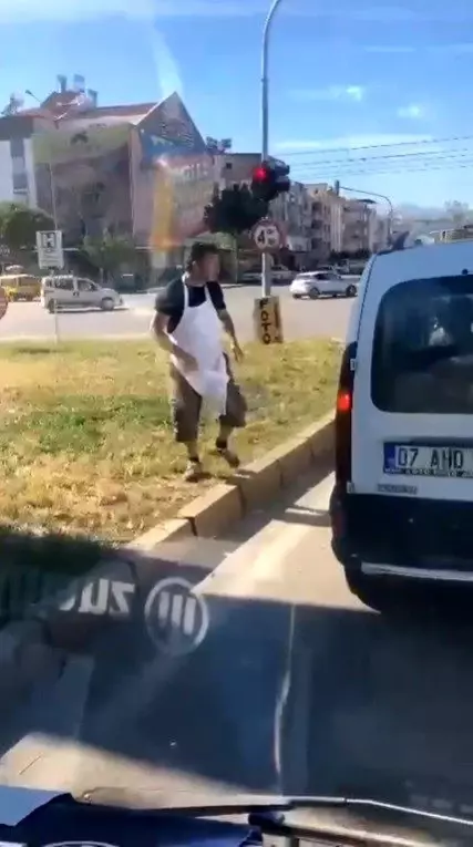 Trafikte yere muz kabuğu fırlattı, başka bir sürücü ise araca geri attı