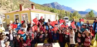 Avusturya Gönüllüleri Derneğinden Çatak'taki öğrencilere giyim yardımı