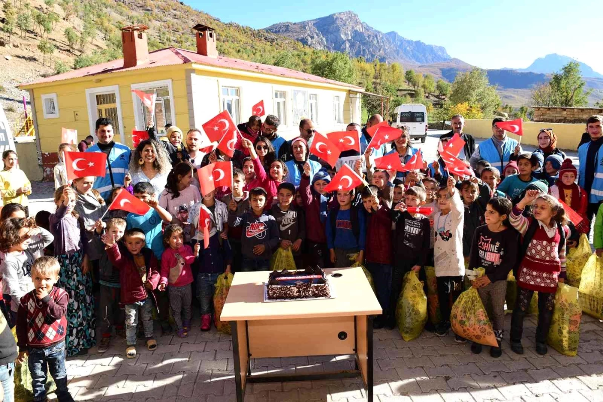 Avusturya Gönüllüleri Derneğinden Çatak\'taki öğrencilere giyim yardımı