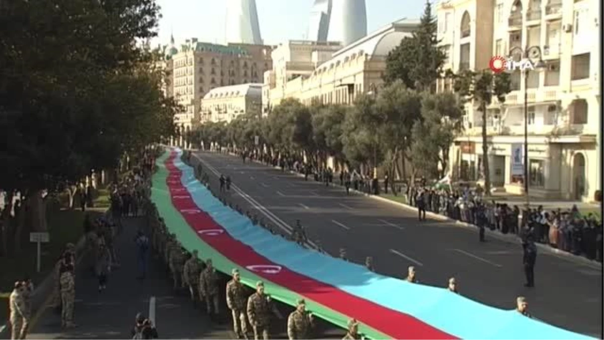Son dakika haberleri... Azerbaycan Zafer Günü\'nde 440 metrelik bayrakla geçit yapıldıAzerbaycan İkinci Karabağ Savaşı\'nda kazandığı zaferin yıl dönümünü kutluyor