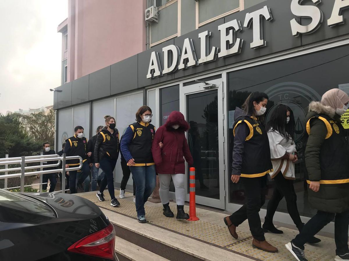 Bandırma\'da fuhuş operasyonunda 9 şüpheli gözaltına alındı