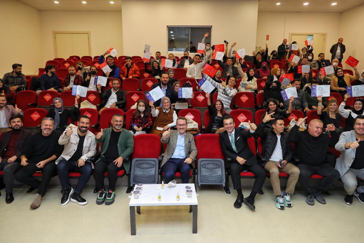 Başakşehir Yeni Medya ve Radyo Akademi\'de mezuniyet heyecanı
