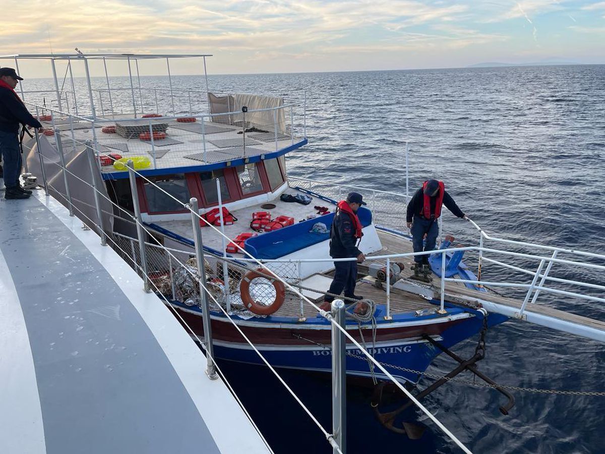 Bodrum\'da ahşap teknedeki 79 düzensiz göçmen kurtarıldı