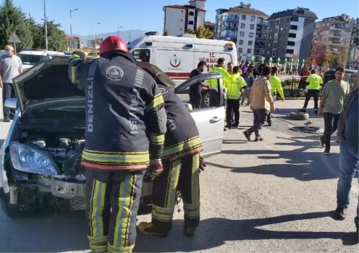 Son dakika haberi! Denizli\'de hafif ticari araç otomobille çarpıştı: 1 çocuk öldü, 4 yaralı