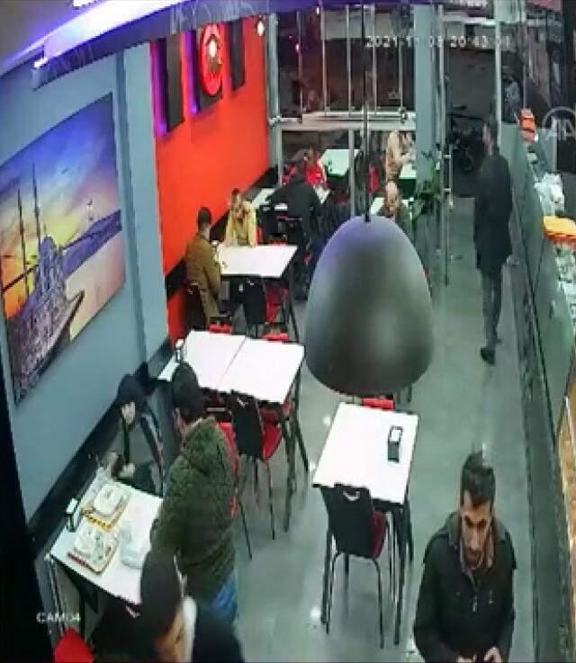 Deprem anı, restoranın güvenlik kamerasına yansıdı