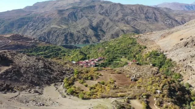 Diyarbakır'ın Akdeniz iklimli Geçit köyünde sonbahar, drone görüntülerine yansıdı