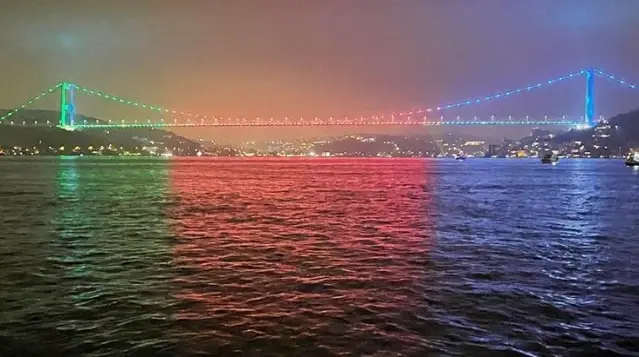 Fatih Sultan Mehmet Köprüsü, Azerbaycan bayrağı renleriyle büyüledi Fatih Sultan Mehmet Köprüsü, Azerbaycan bayrağı renleriyle büyüledi