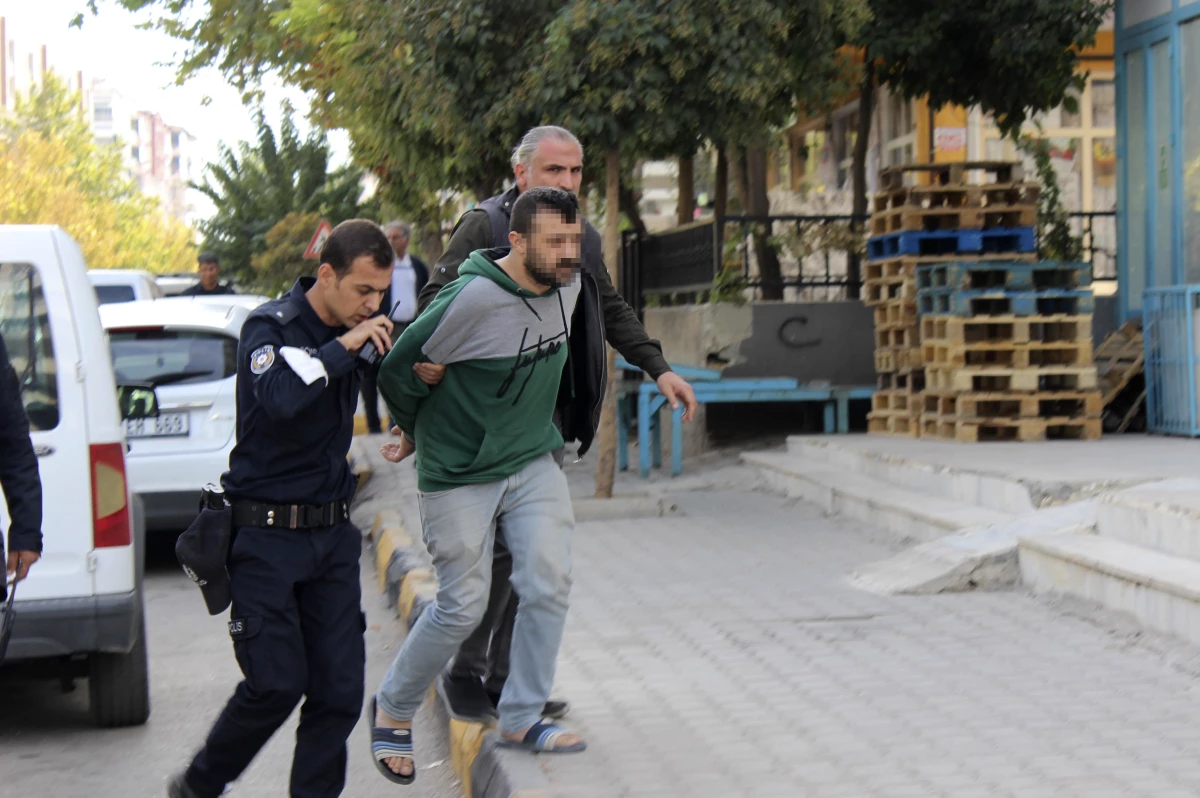 Son dakika haberleri... Gaziantep\'te ailesini silahla rehin alan kişiyi evin balkonuna itfaiye merdiveniyle çıkan polis ikna etti