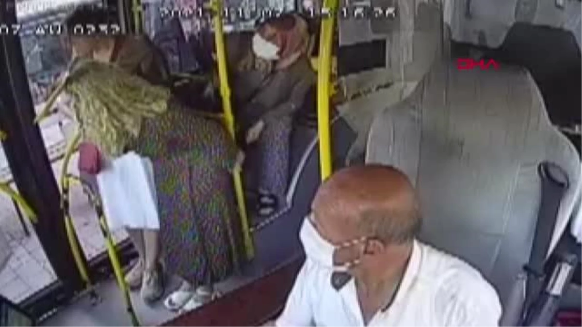 Halk otobüsünün durağa ve direklere çarpma anı kamerada