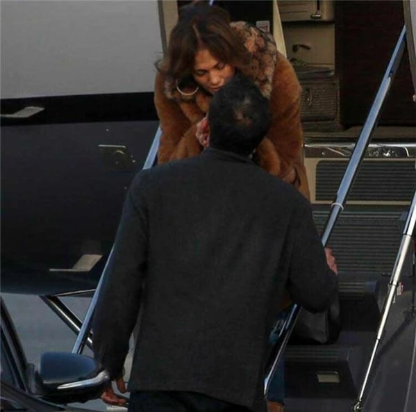 Jennifer Lopez ve Ben Affleck, havalimanında aşka geldi! Dakikalarca öpüştüler
