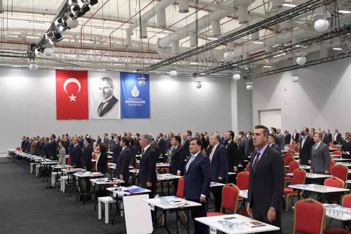 İBB Meclisi İYİ Partili Lütfü Türkkan\'ın sözlerine tepki olarak şehitler için saygı duruşu ile başladı